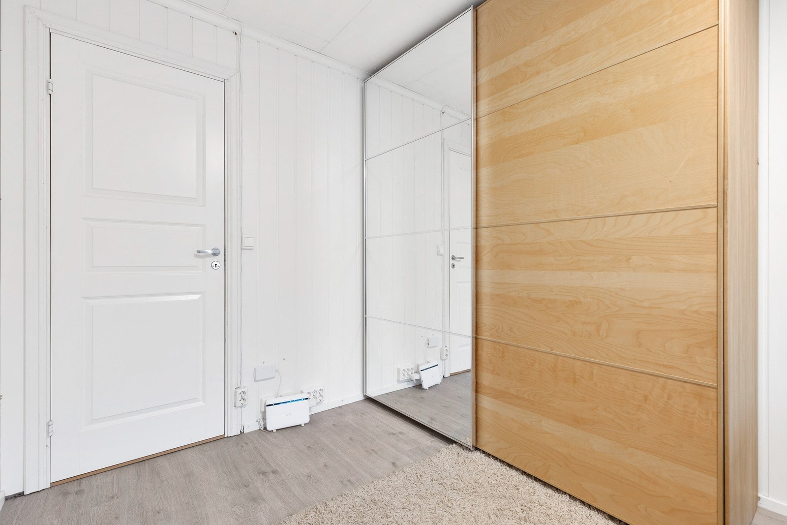 Det er fin lagringsplass i stor skyvedørsgarderobe Galleribilde