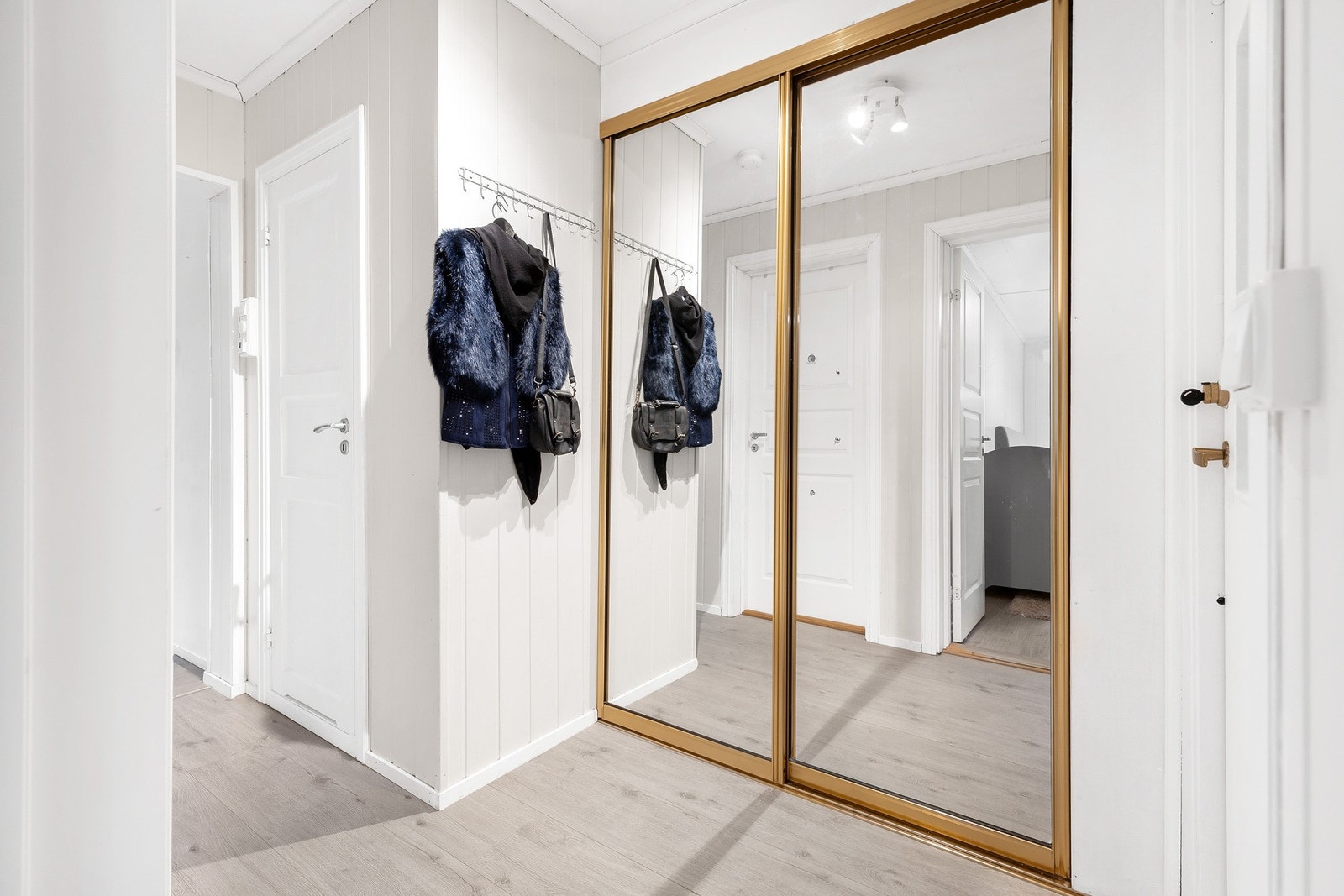 Det er fin oppbevaringsplass til yttertøy i skyvedørsgarderobe Galleribilde