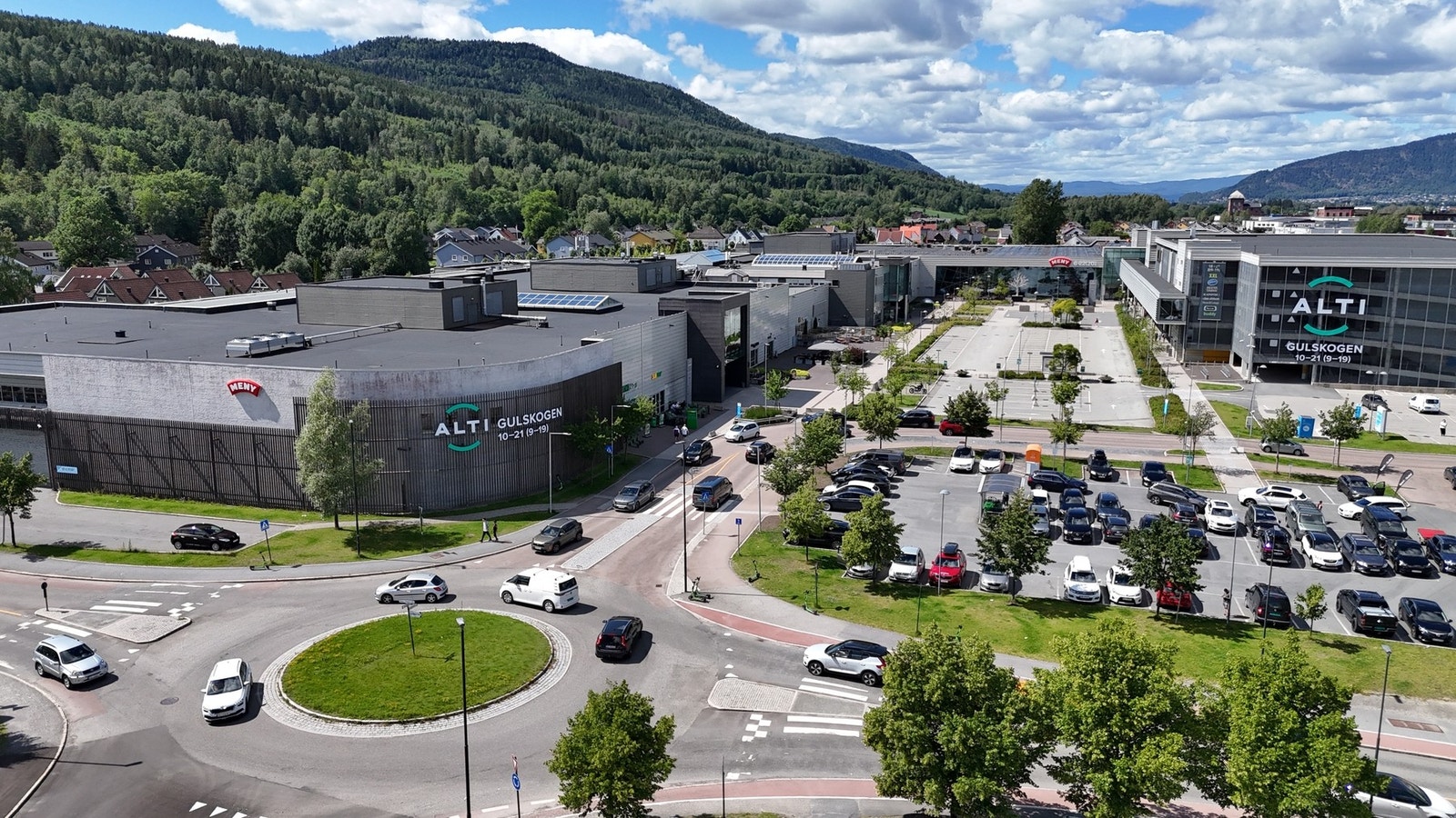 Fra boligen er det kort gange til populære Gulskogen senter som har det aller meste en trenger i hverdagen! Galleribilde