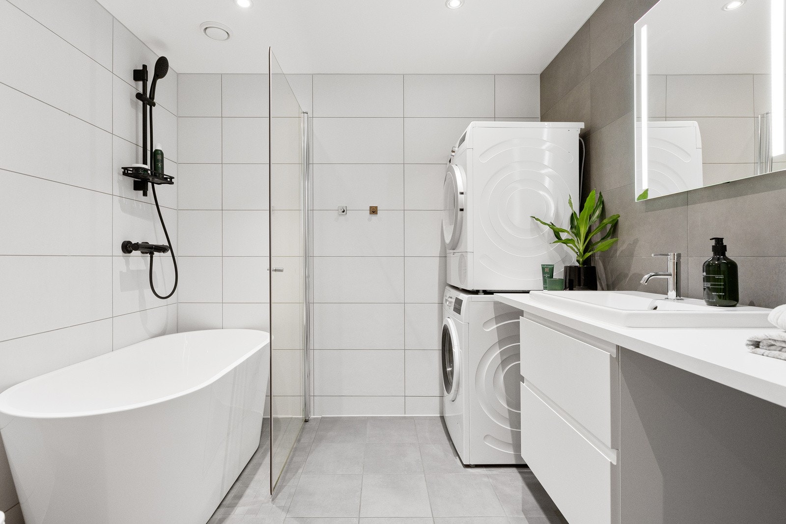 Lekkert og flislagt bad med gulvvarme og badekar. Galleribilde