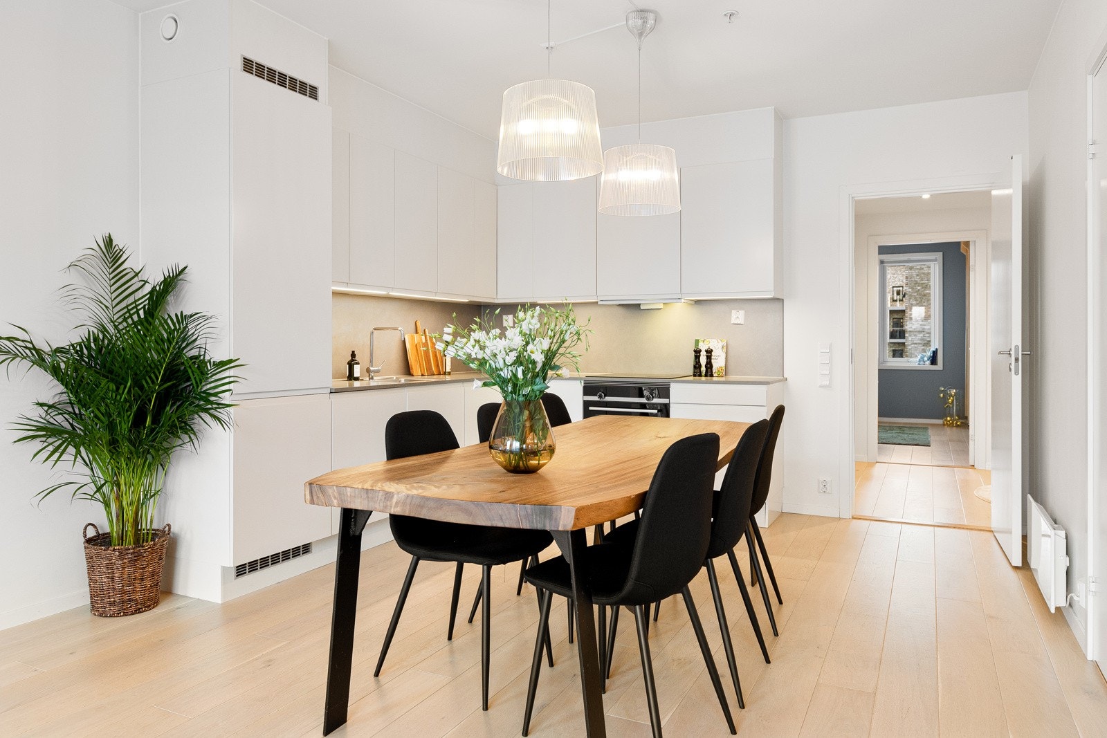 Veggen over benkeskapet er dekket med platekledning for et moderne og praktisk uttrykk. Galleribilde