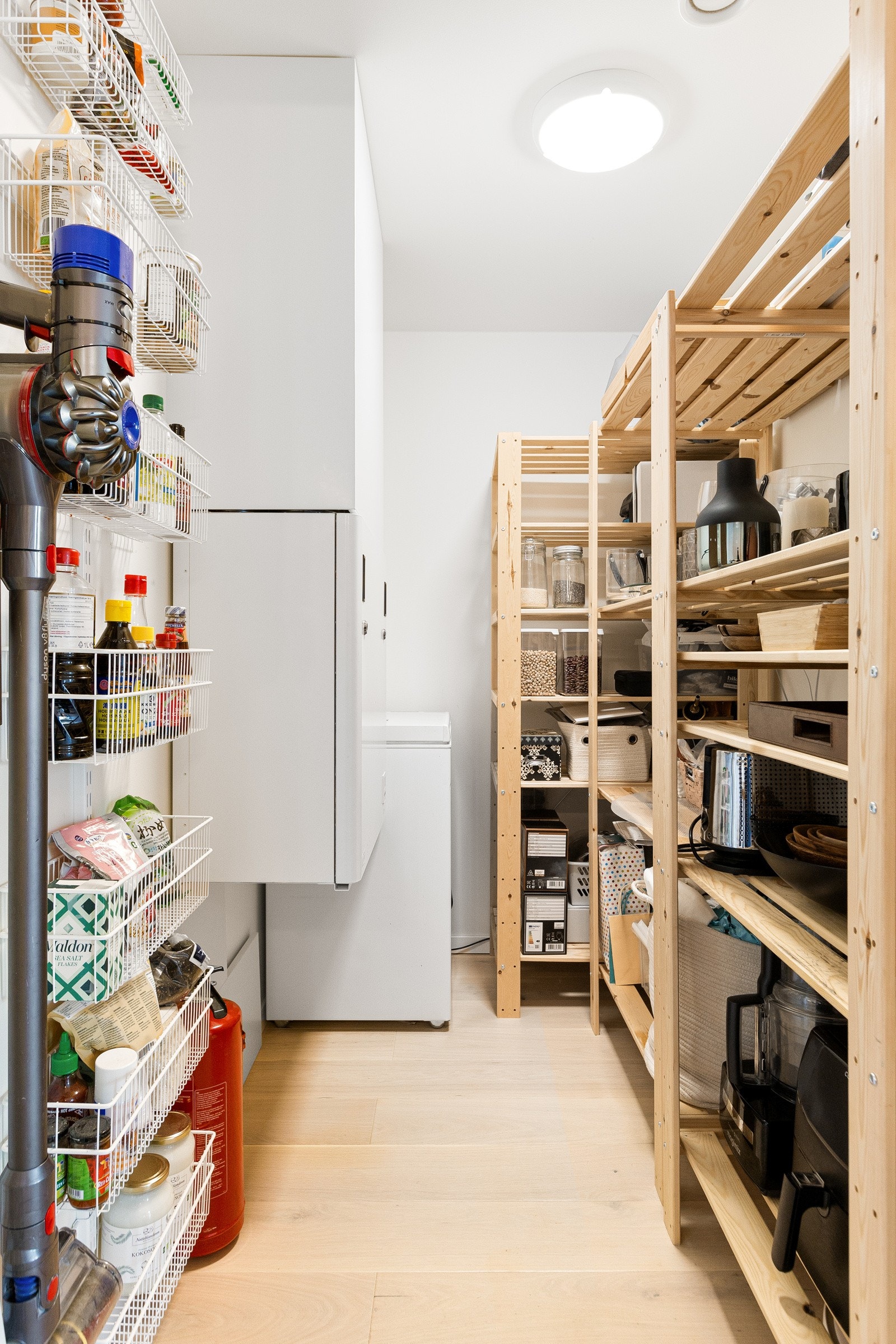 En praktisk innvendig bod med god plass til oppbevaringsløsning som gir god lagringskapasitet. Galleribilde