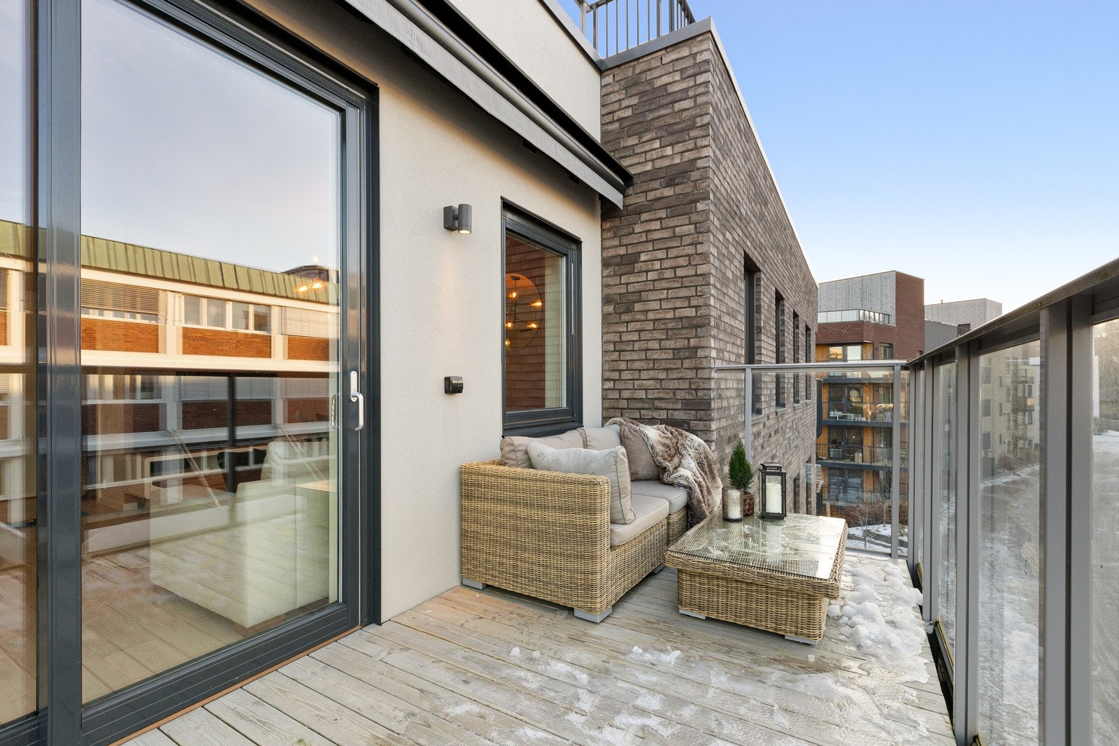 Solrik, vestvendt balkong på 9,3 kvm som fort blir det naturlige samlingspunktet hele sommeren Galleribilde