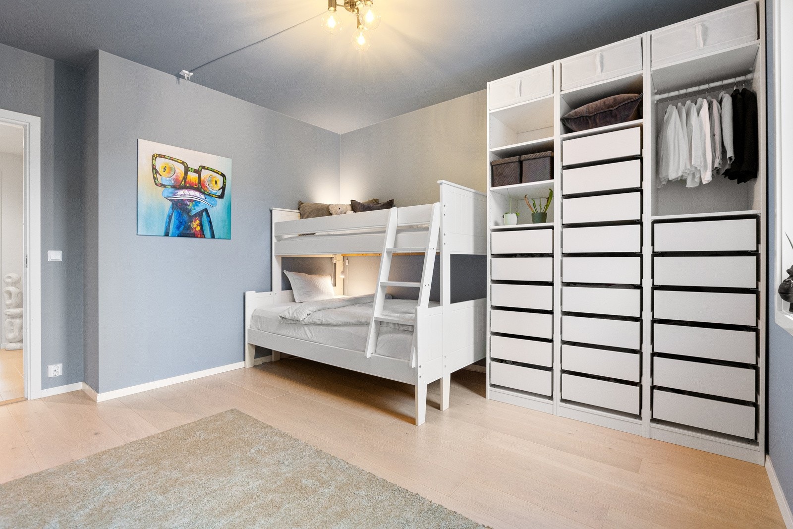 Her er det god plass til dobbeltseng, nattbord, skrivebord og garderobeløsning. Galleribilde