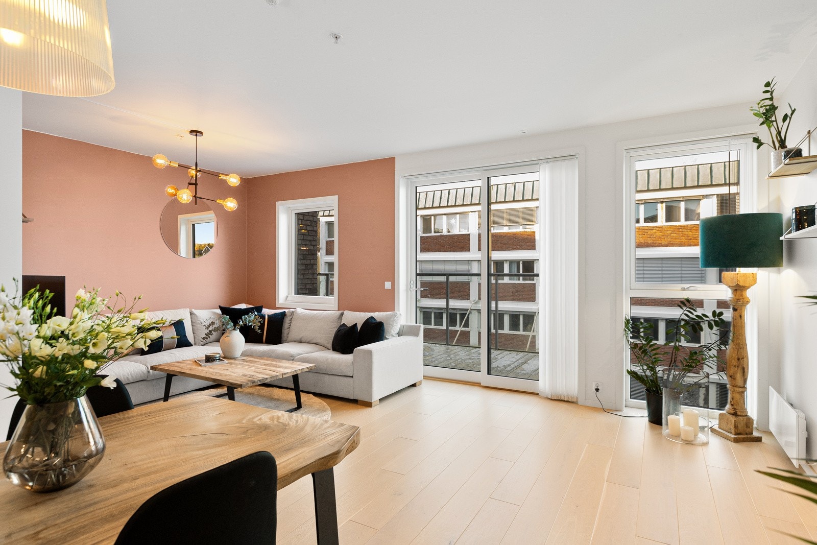 Stuen er lys og luftig med store vindusflater som slipper inn rikelig med naturlig lys og skaper en varm og innbydende atmosfære. Galleribilde