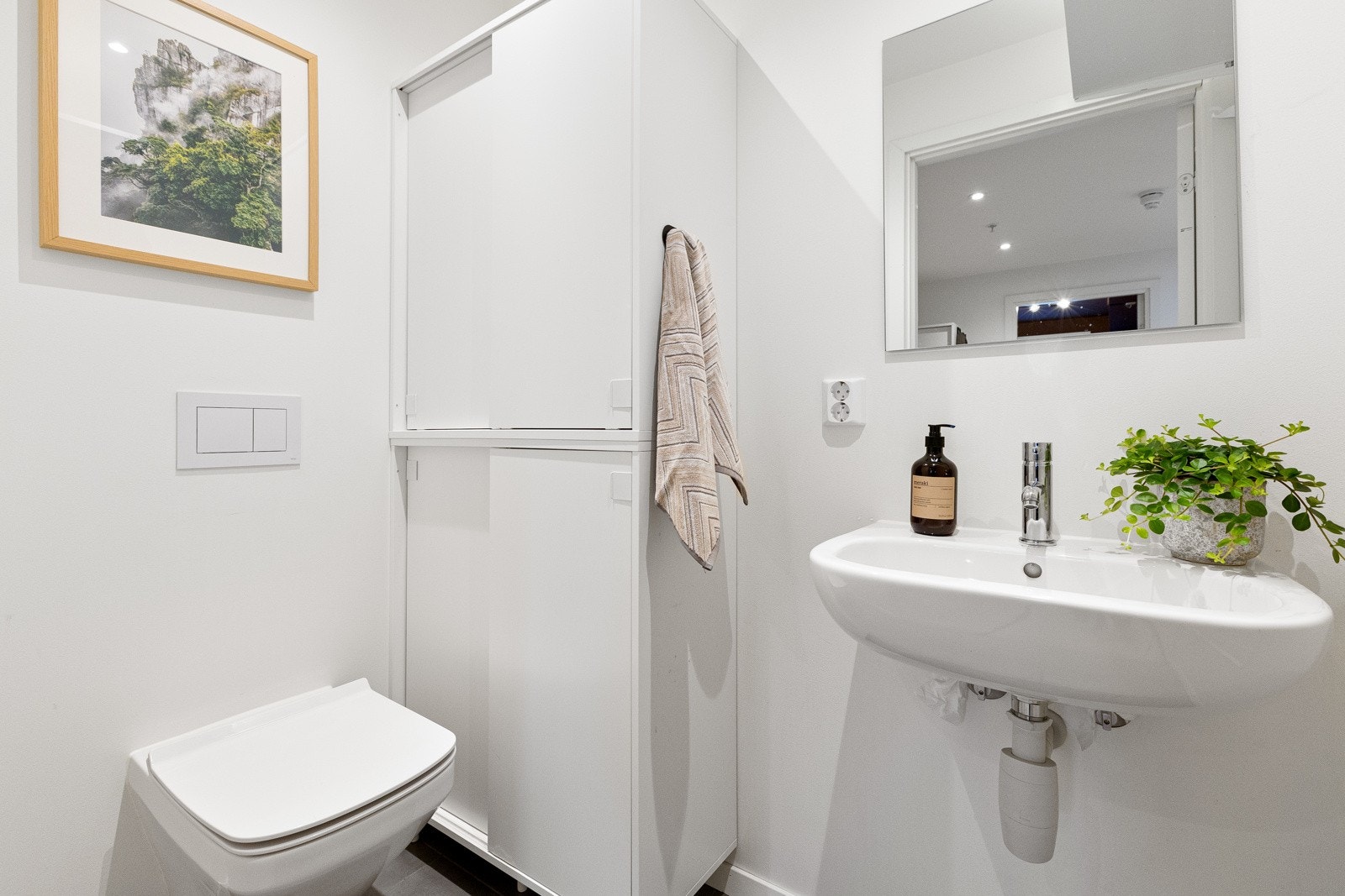 Det separate toalettrommet har flislagt gulv med varmekabler og malte vegger som gir et tidløst uttrykk Galleribilde