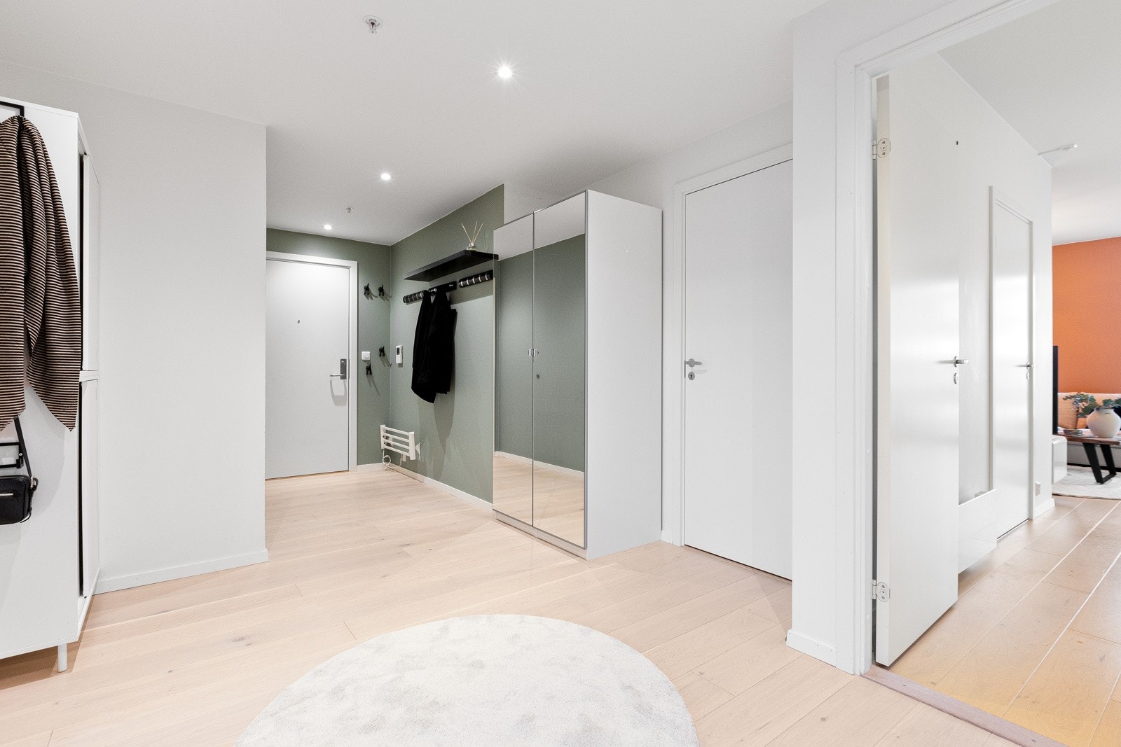 Leiligheten ligger i byggets 6. etasje med heisadkomst. Entréen er lys og innbydende, med enstavs parkett som strekker seg gjennom alle rom unntatt våtrom. Galleribilde