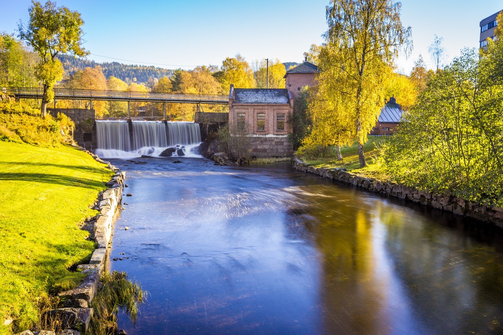 Det er kun noen få min gange til Frysjafossen og de populære badeplassene på Stilla. Galleribilde