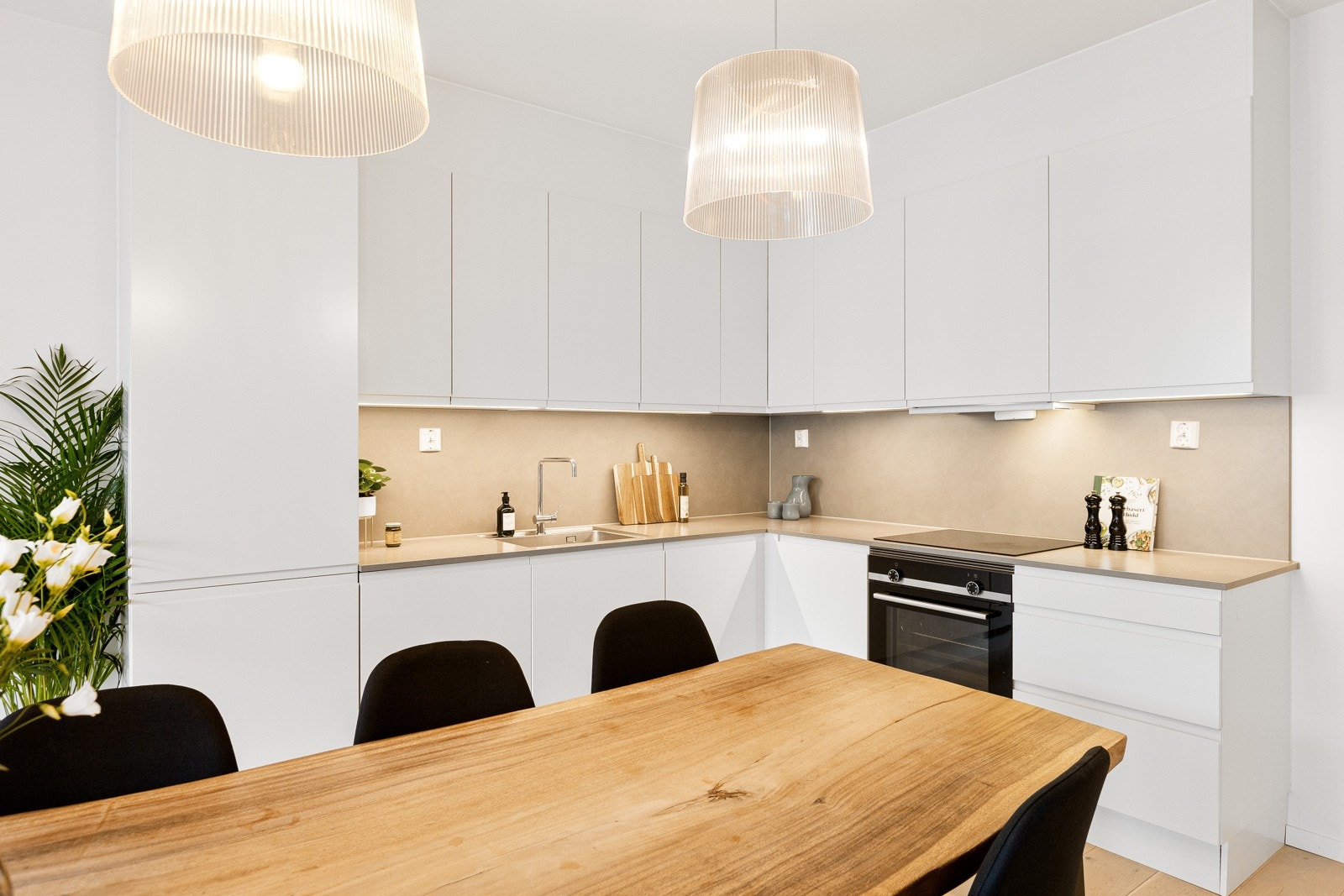 Under overskapene finner du integrert belysning som gir et funksjonelt arbeidslys. Galleribilde