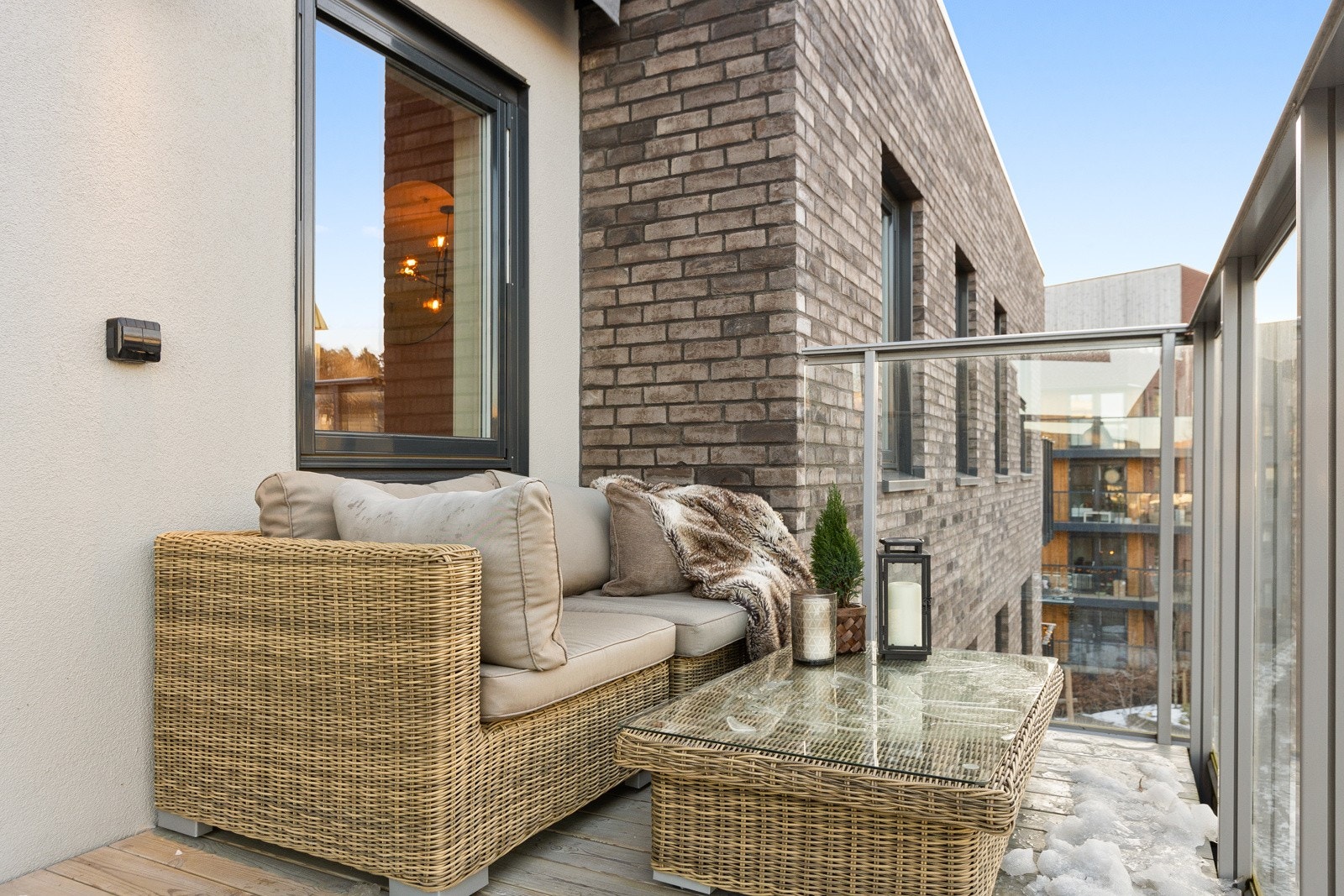 På balkongen er det rikelig med plass til både grill og utemøbler, perfekt for å nyte solrike sommerdager og lune kvelder. Galleribilde