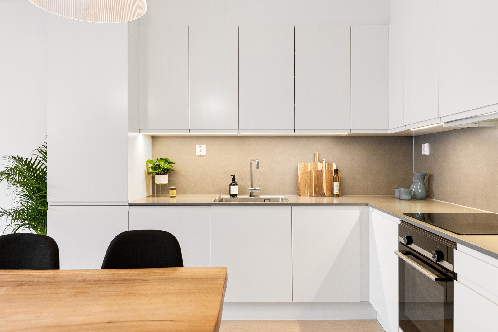 Kjøkkenet har integrerte hvitevarer som stekeovn, platetopp, kjøl/frys og oppvaskmaskin. Galleribilde