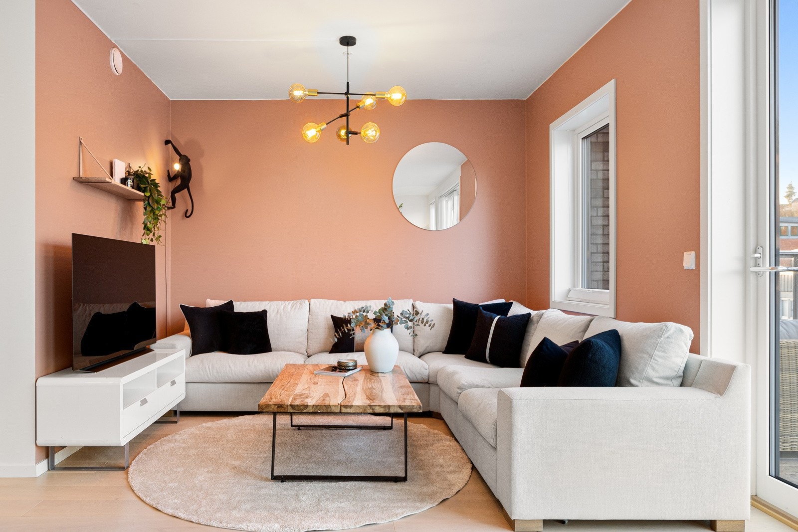 Lun og tiltalende salong/tv-stue med god plass til hele familien. Himlingshøyde i stue er på 2,61m. Galleribilde