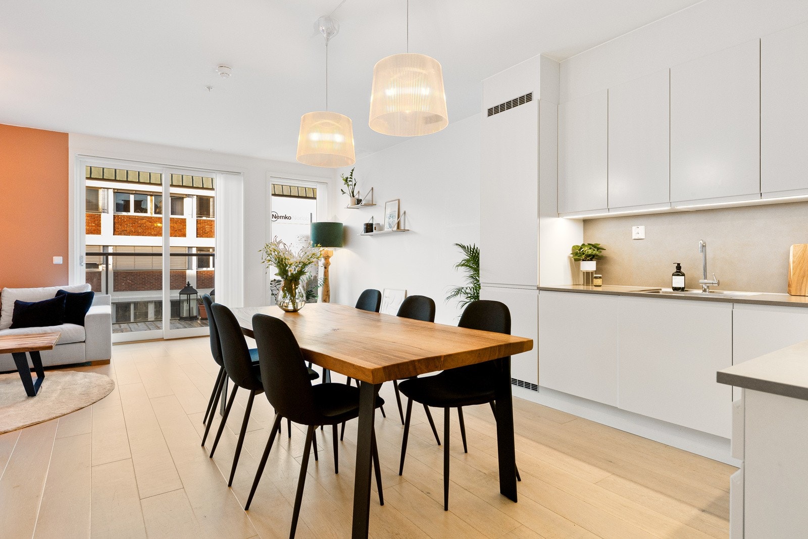 Et stilrent HTH-kjøkken med glatte fronter og laminat benkeplate med nedfelt kum. Galleribilde