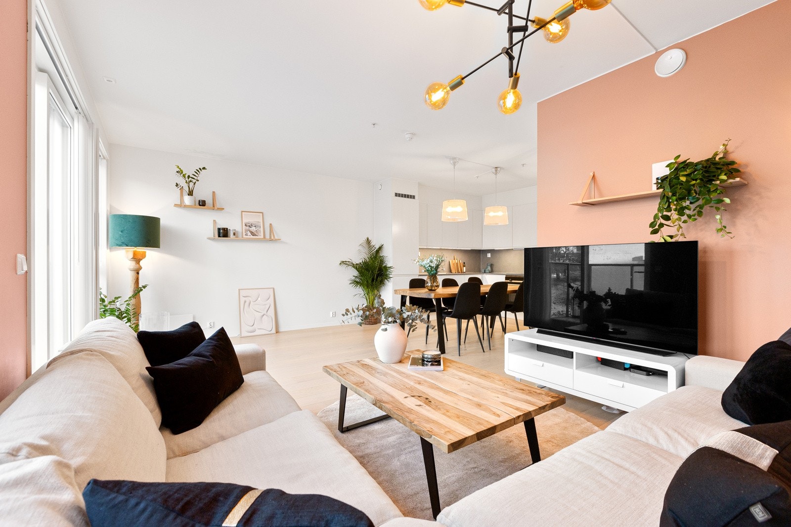 Fra stuen er det direkte utgang til en romslig balkong, noe som forlenger oppholdsrommet utendørs. Galleribilde