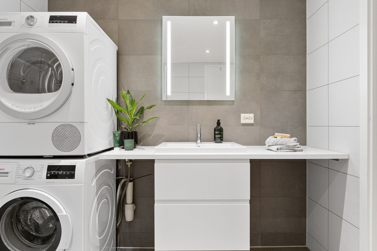 Det er opplegg for vaskemaskin og plass til tørketrommel. Galleribilde