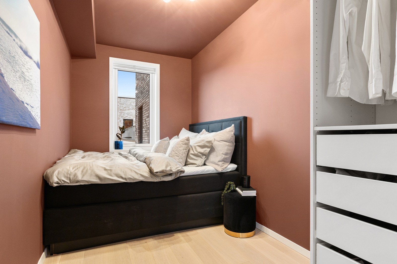 Det andre soverommet har malte vegger og tak i moderne fargevalg og har plass til dobbeltseng og nattbord Galleribilde