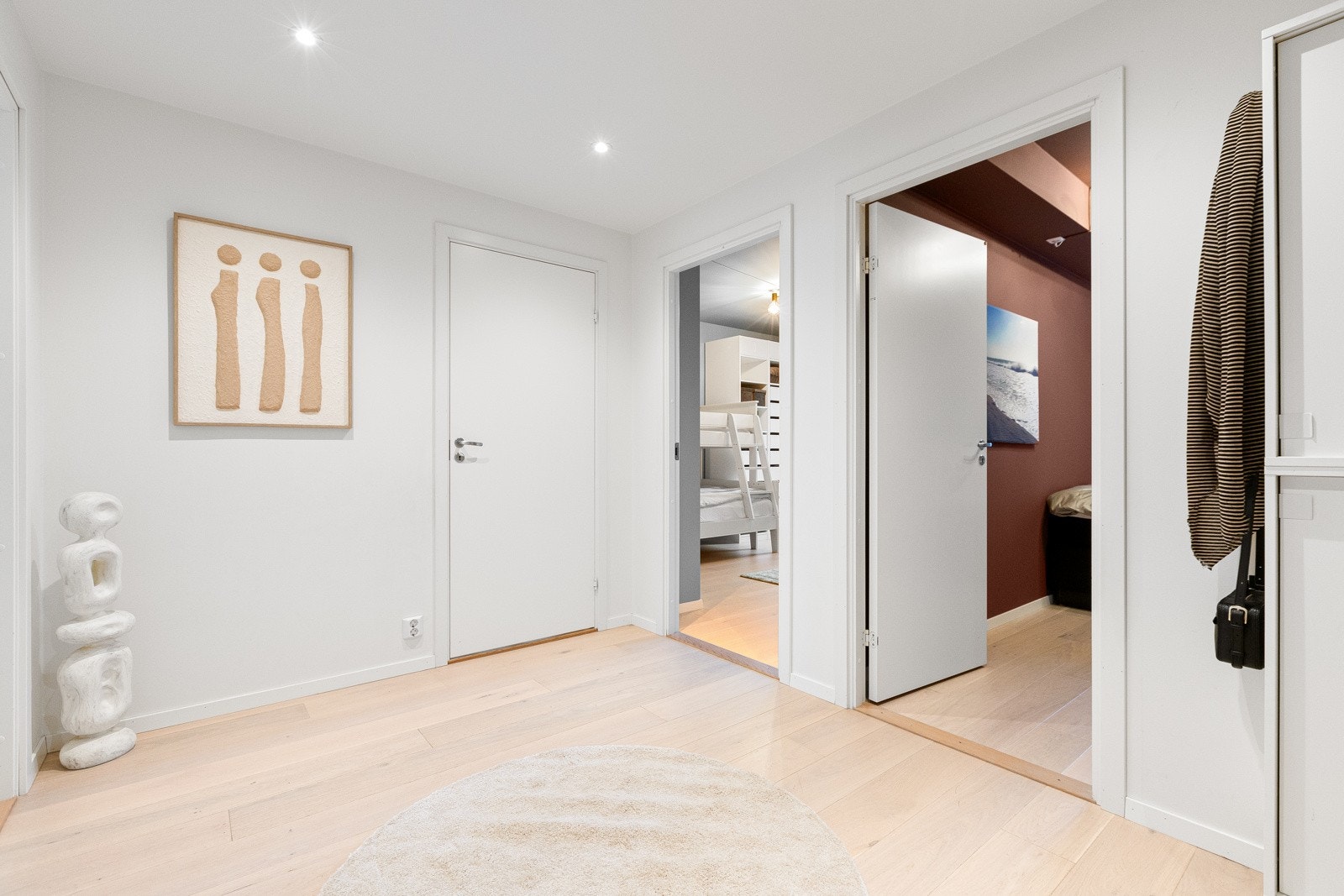 Her er det rikelig med plass til garderobeskap og praktiske opphengsløsninger for sko og yttertøy. Galleribilde