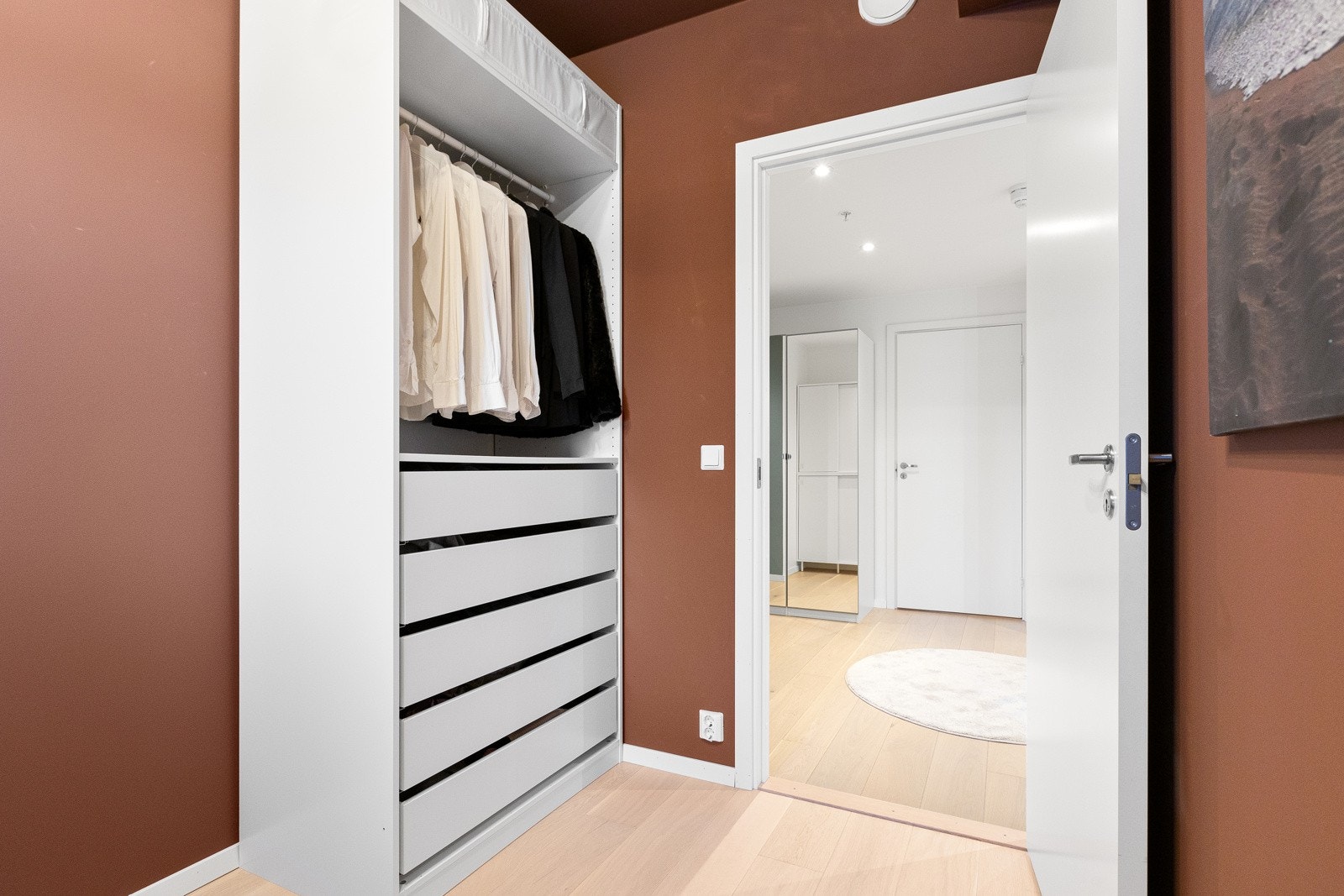 På rommet er det garderobeskap. Galleribilde