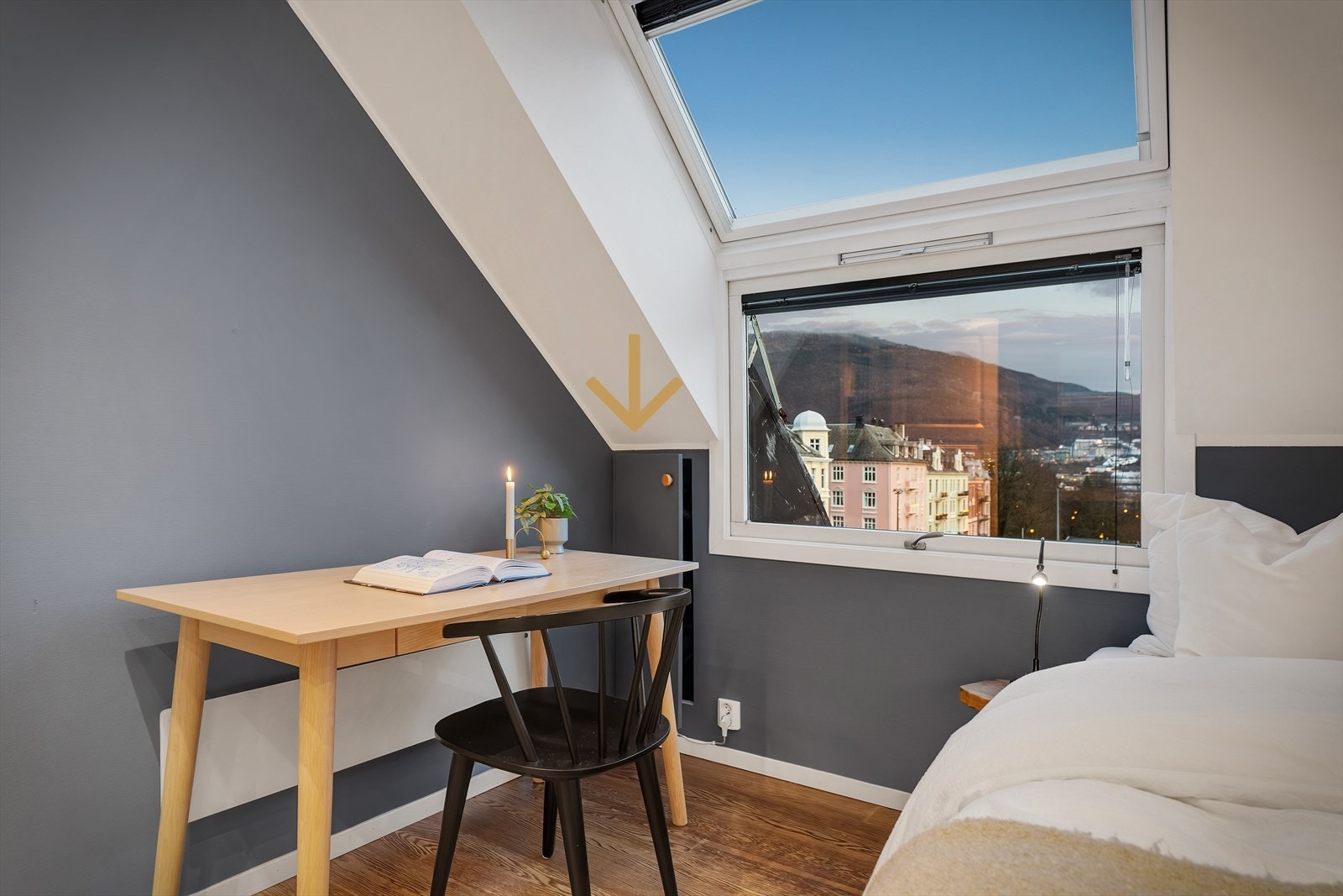 - Velux vindu som sørger for rikelig med lys og utsikt. Merk kneloft med god plass til å oppbevare støvsuger o.l. - Galleribilde