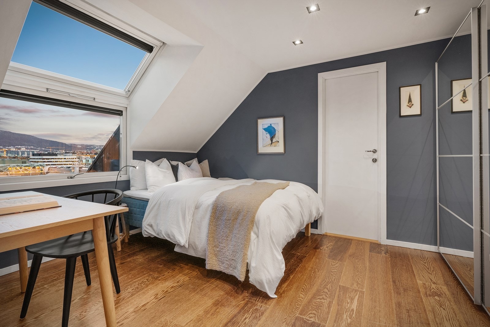 - Romslig soverom måler 10,1 m² - Galleribilde