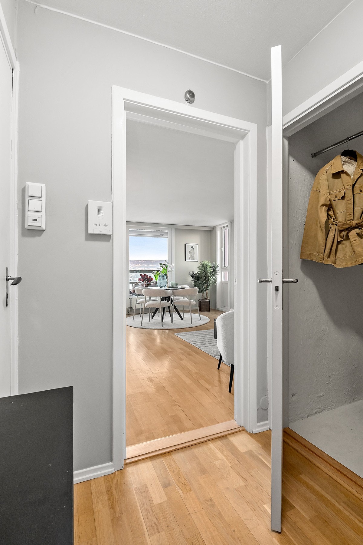 Entre med adkomst til praktisk kott som benyttes til garderobe Galleribilde