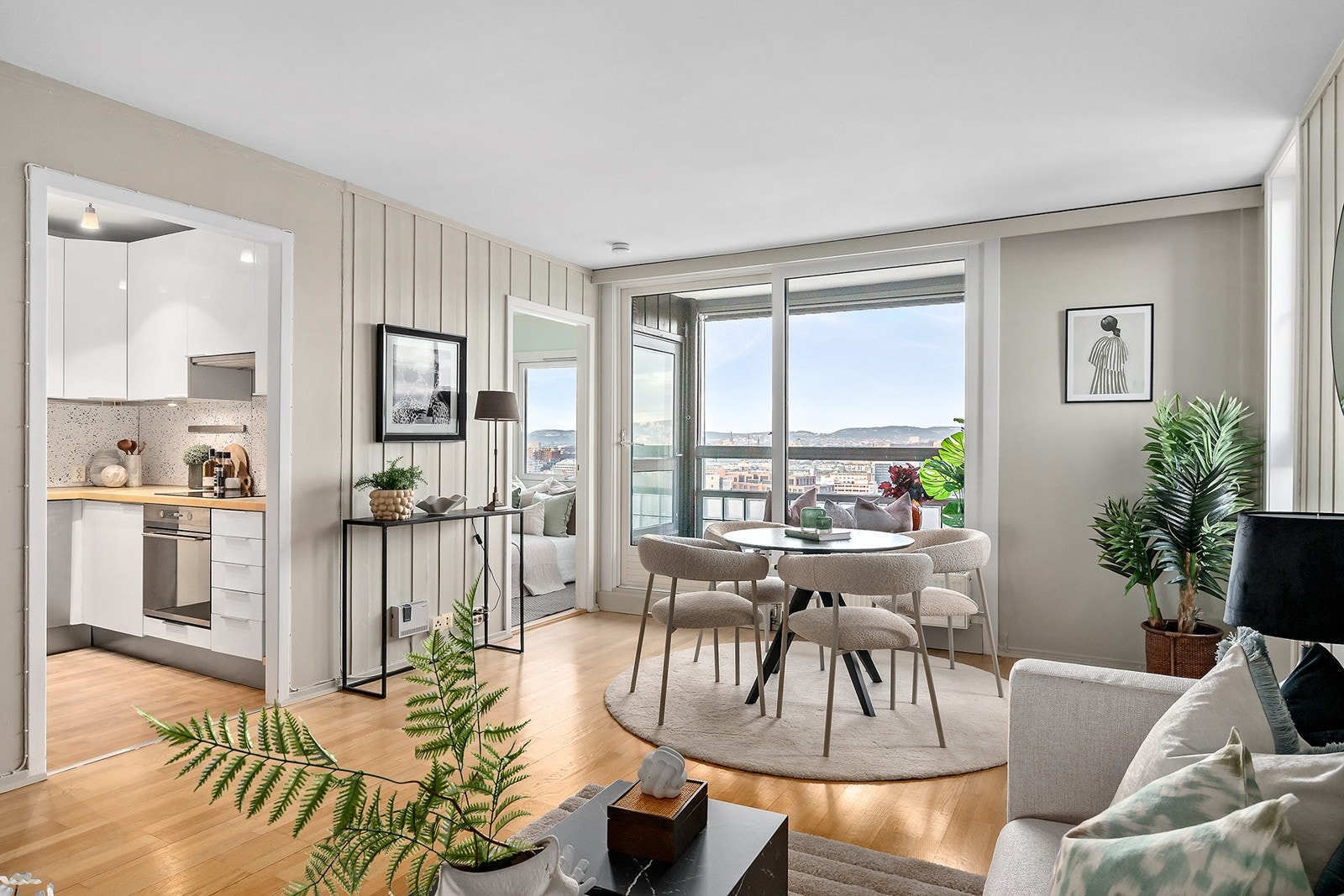 Stor fin skyvedør i stue med adkomst til balkong Galleribilde