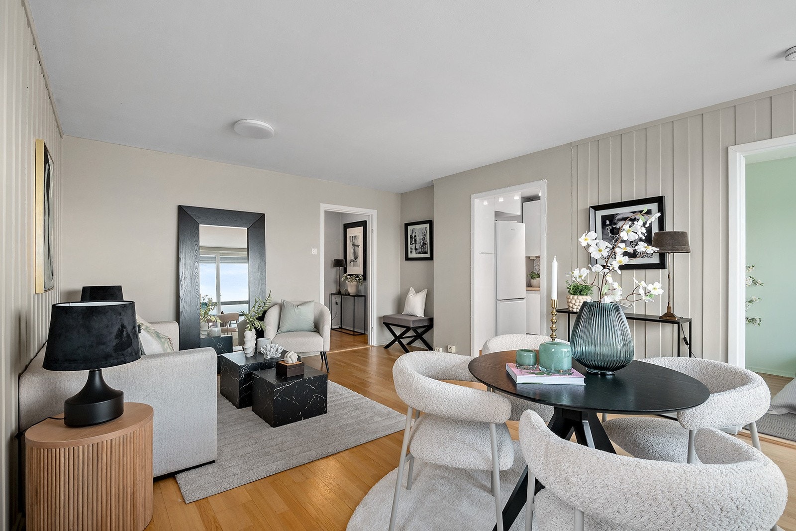 God plass til sofagruppe og spisebord Galleribilde