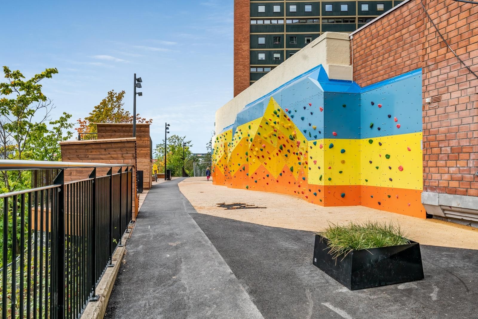 Borettslagets egen klatrevegg gir mulighet for trening og lek i hverdagen Galleribilde