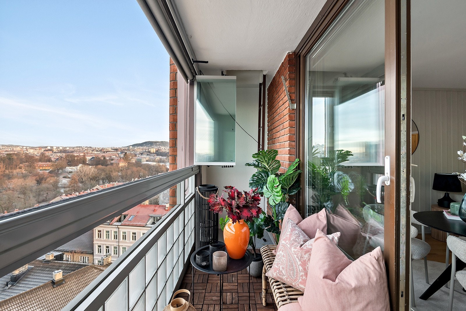 Balkongen har innglassing og elektrisk solskjerming Galleribilde