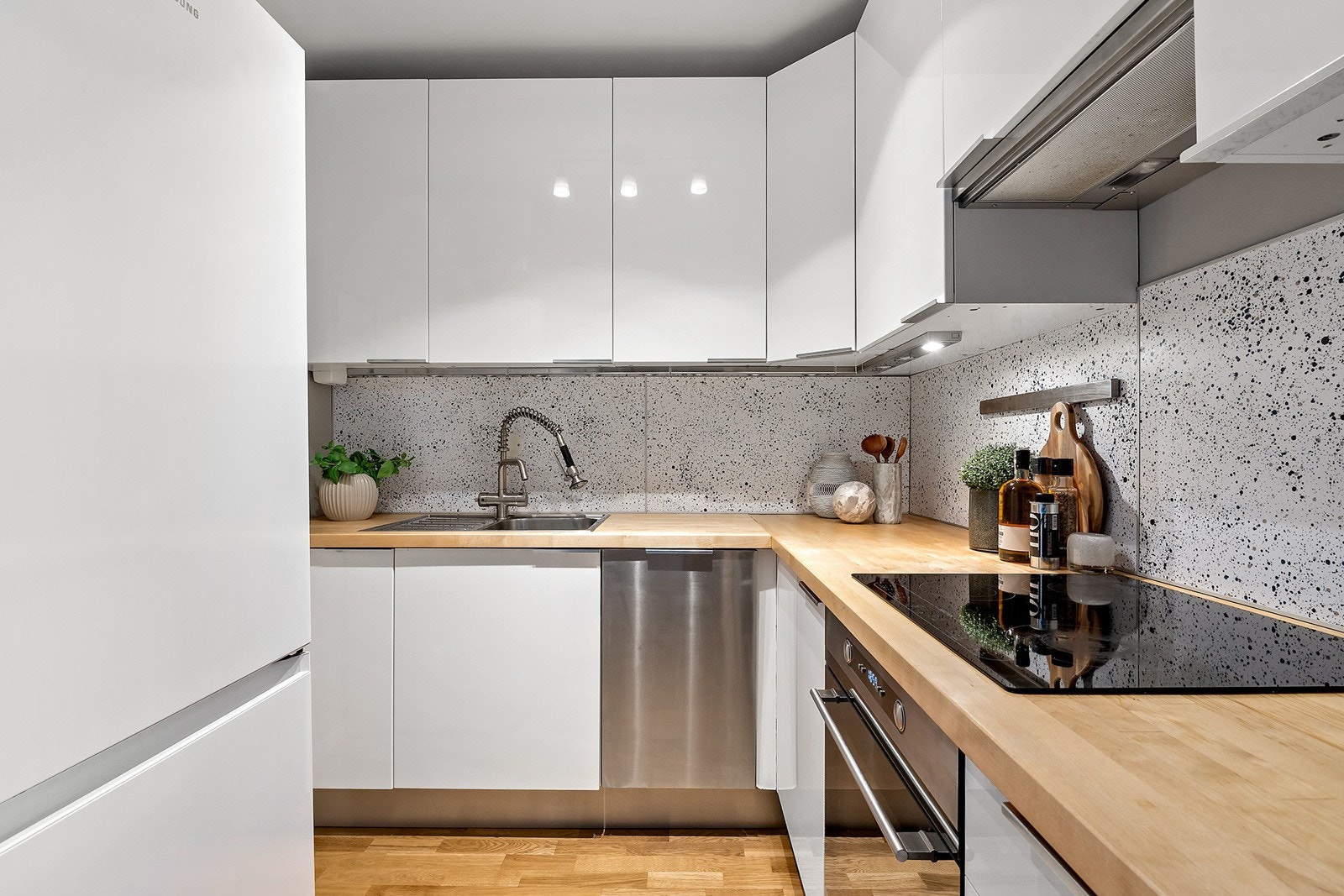 Moderne kjøkkeninnredning med heltre benkeplate Galleribilde