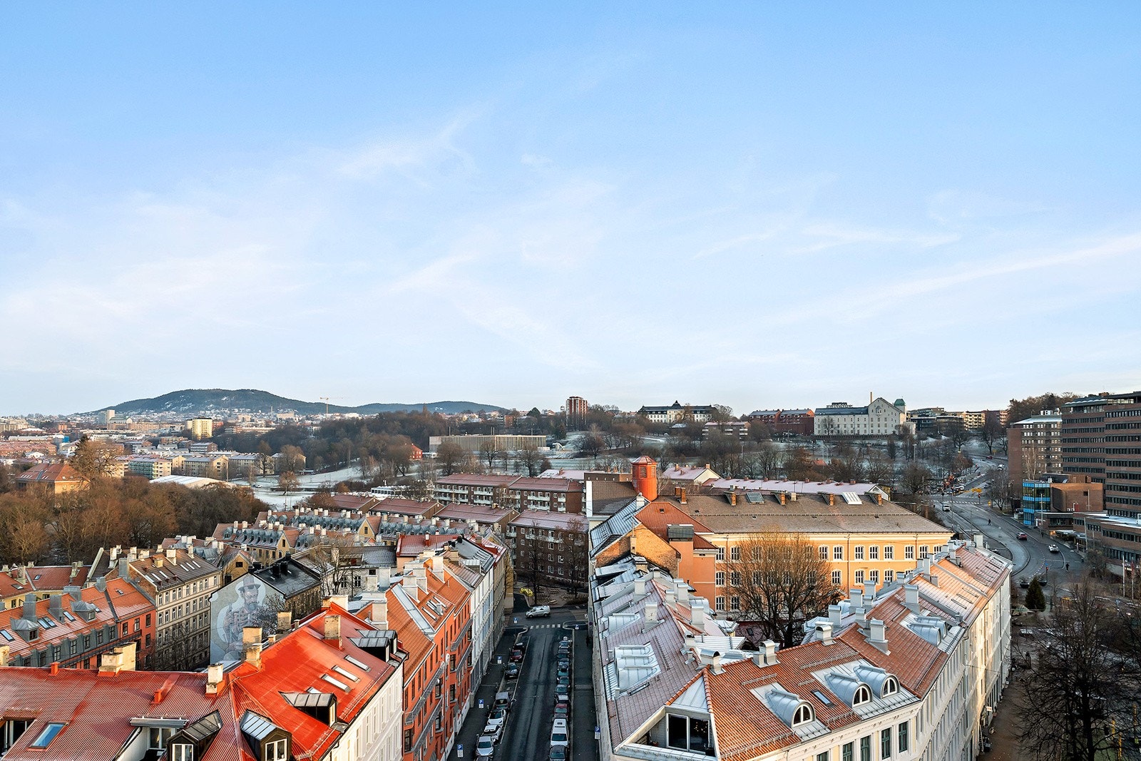 Utsikt fra vindu på gavlvegg i stuen Galleribilde