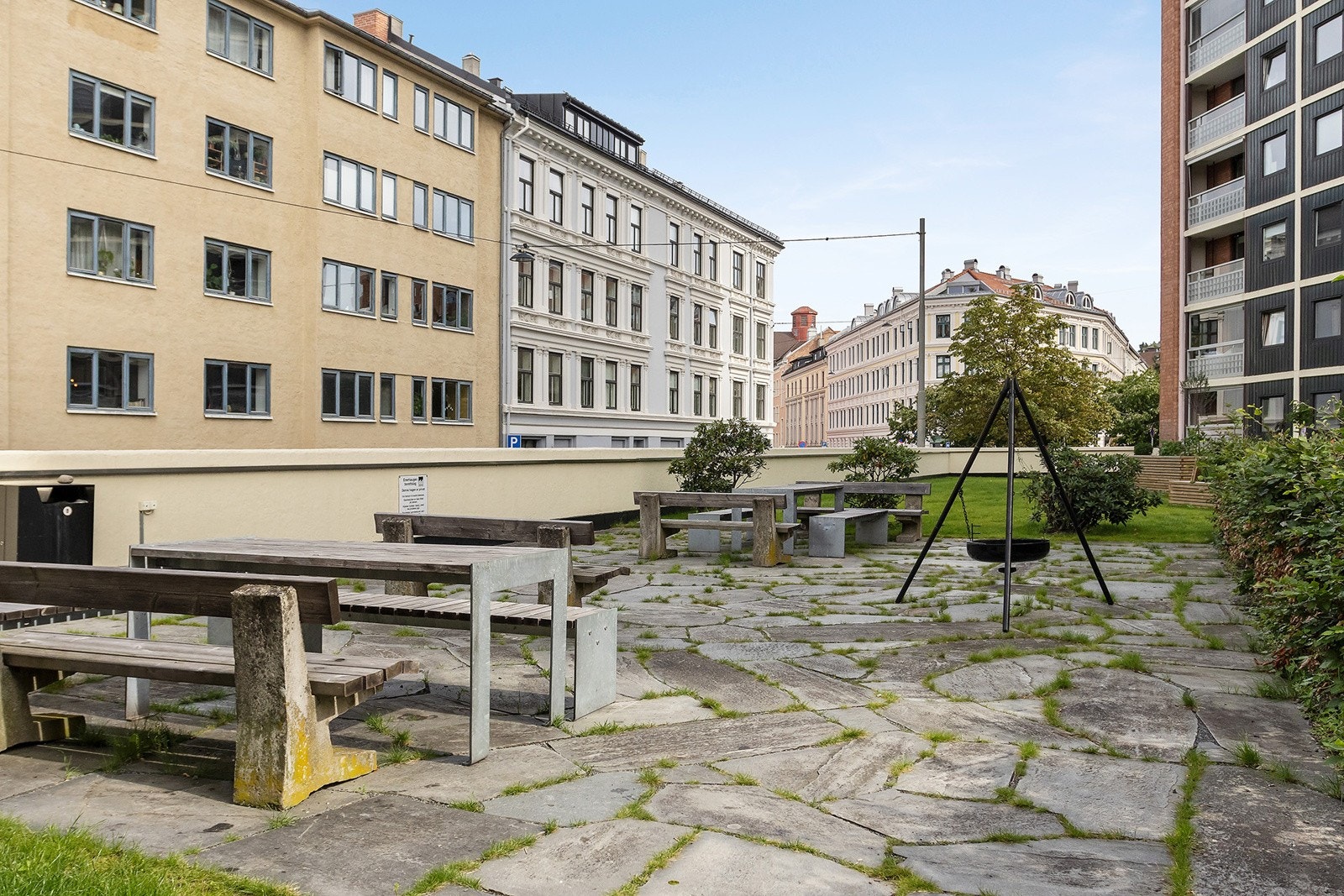 Borettslagets private område med sittegrupper Galleribilde