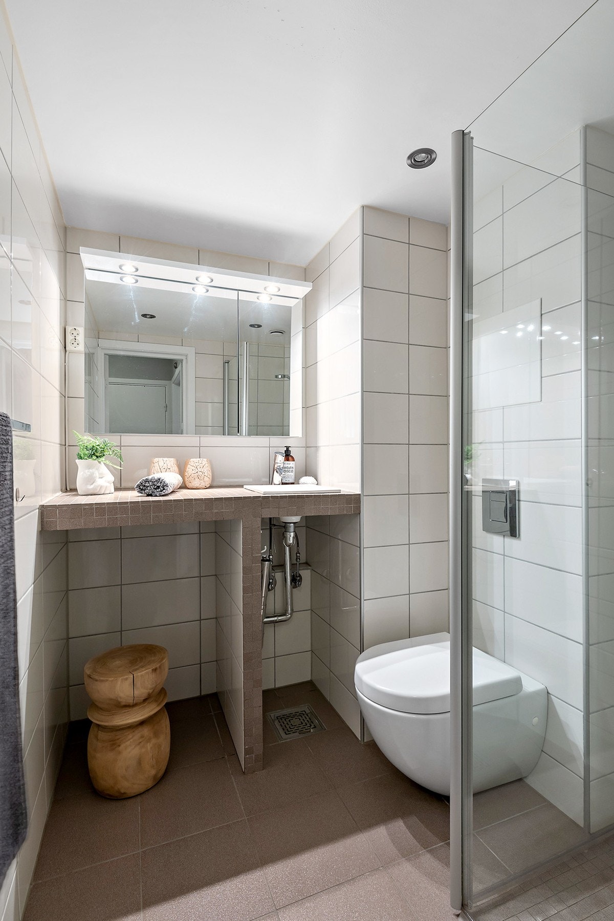 Flislagt bad med gulvvarme og downlights. Opplegg for vaskemaskin Galleribilde