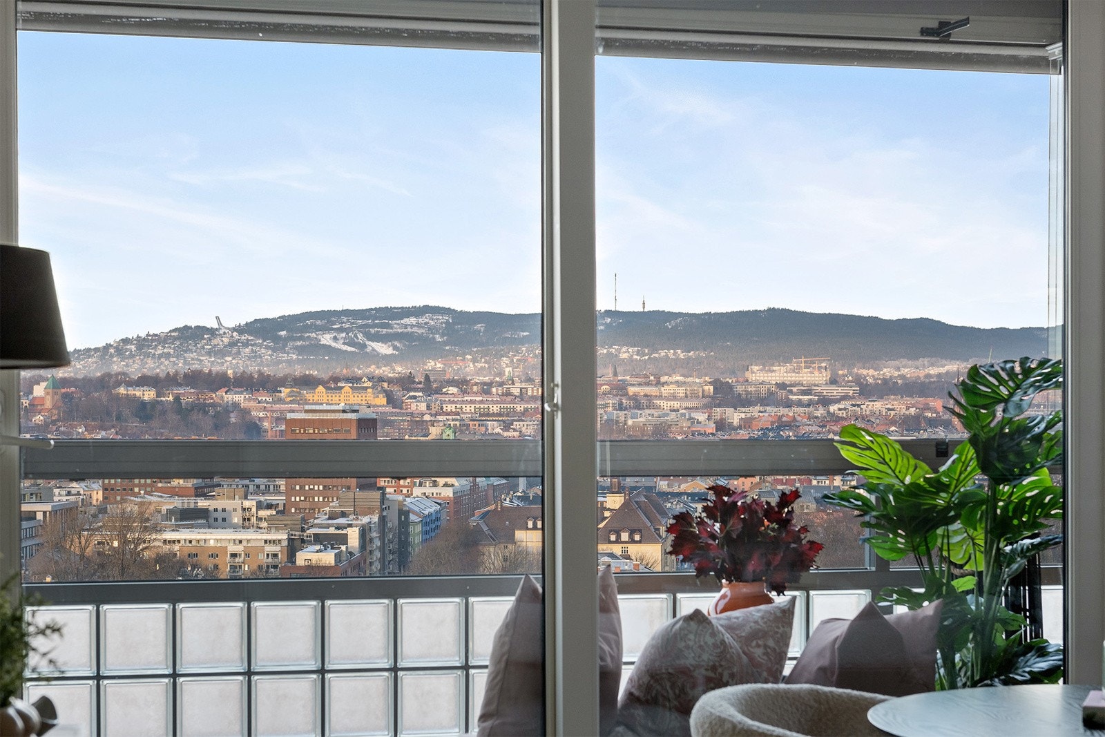 Stor fin skyvedør i stue med adkomst til balkong Galleribilde