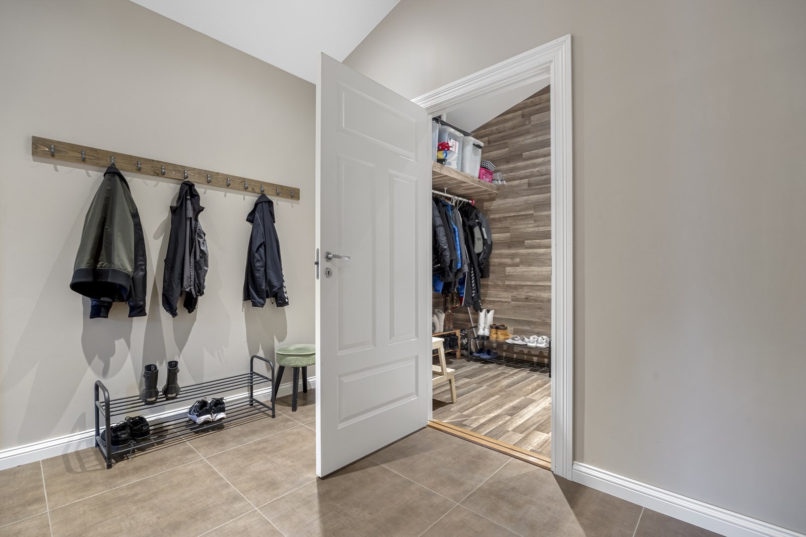 På innsiden av gangen er det stor bod/garderoberom som kan romme vinterklær, skisko, treningsbager eller hva man måtte ønske. Galleribilde