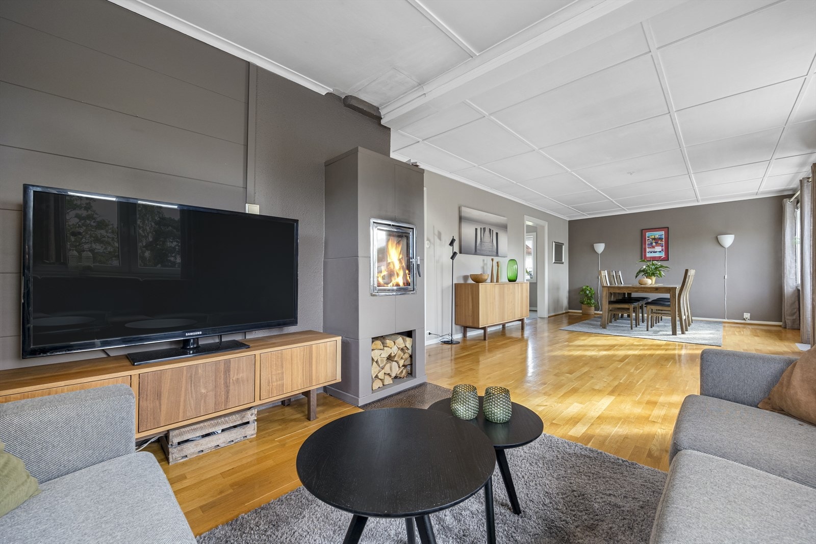 Peisovn i stue. Parkett på gulv. Galleribilde