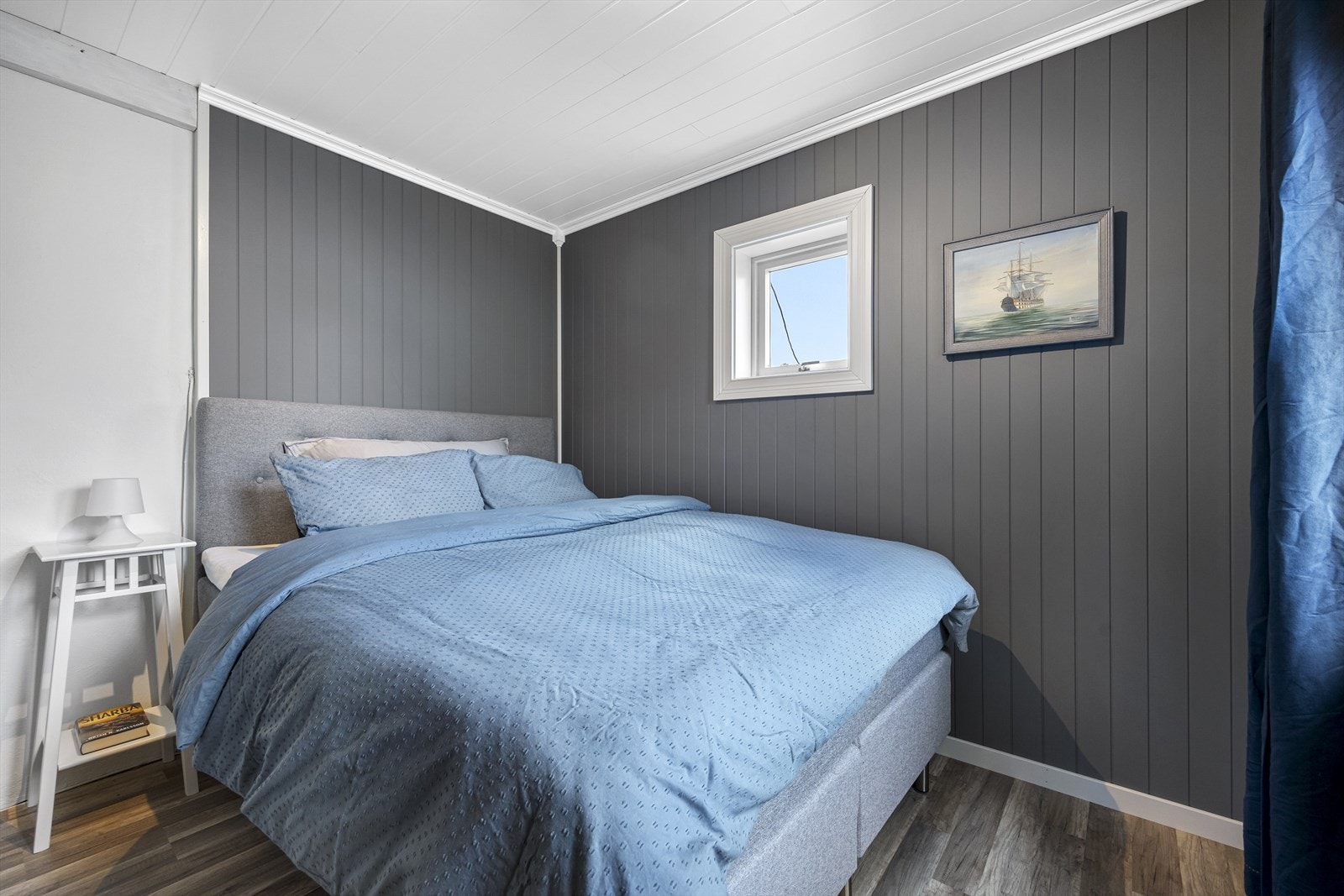 Soverom i hovedetasje. Galleribilde