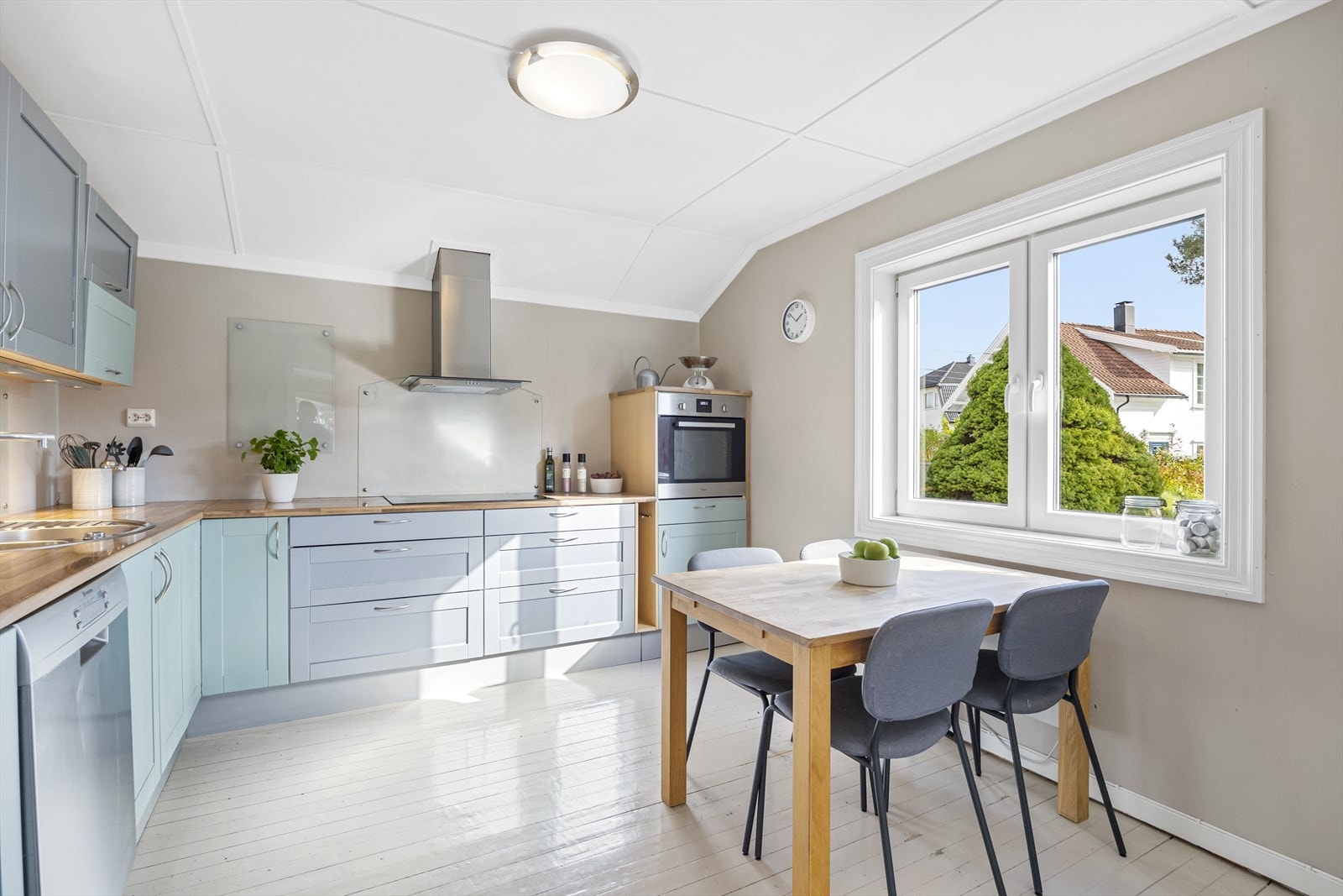 Lyst og trivelig kjøkken med plass til spisebord. Kjøkkenet ble pusset opp en gang mellom 2008-2010 av tidligere eier. Malt tregulv. Alle hvitevarer medfølger. Galleribilde