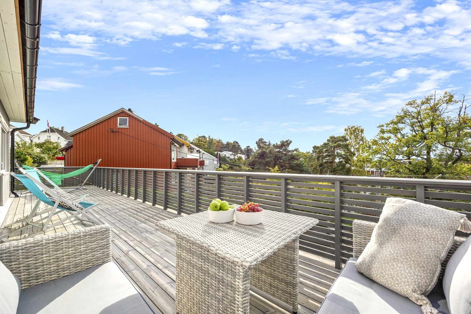 Veranda ut fra stue. Solrikt og usjenert. Galleribilde