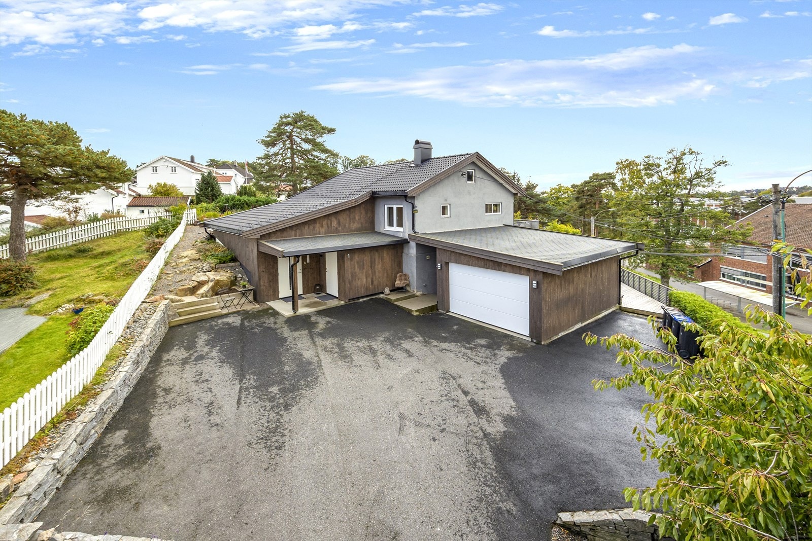 Velkommen til Stinteveien 1 - En super familiebolig i attraktivt og sentrumsnært område. Garasje, terrasser, uteplasser, kort vei til skole, byen, matbutikk, bussforbindelser m.m. God plass til parkering på egen tomt. Galleribilde