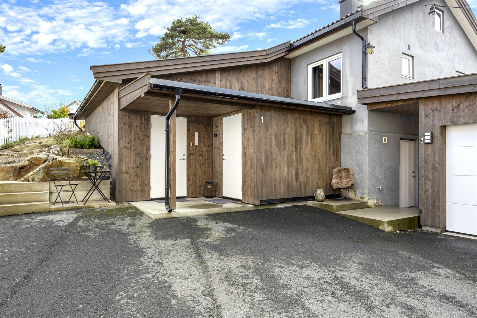 Garasje ble bygget i 2016/2017. Det er klargjort for installering av el-bil lader. Tilbygg fra 2019, da ble også taket på huset byttet. Galleribilde