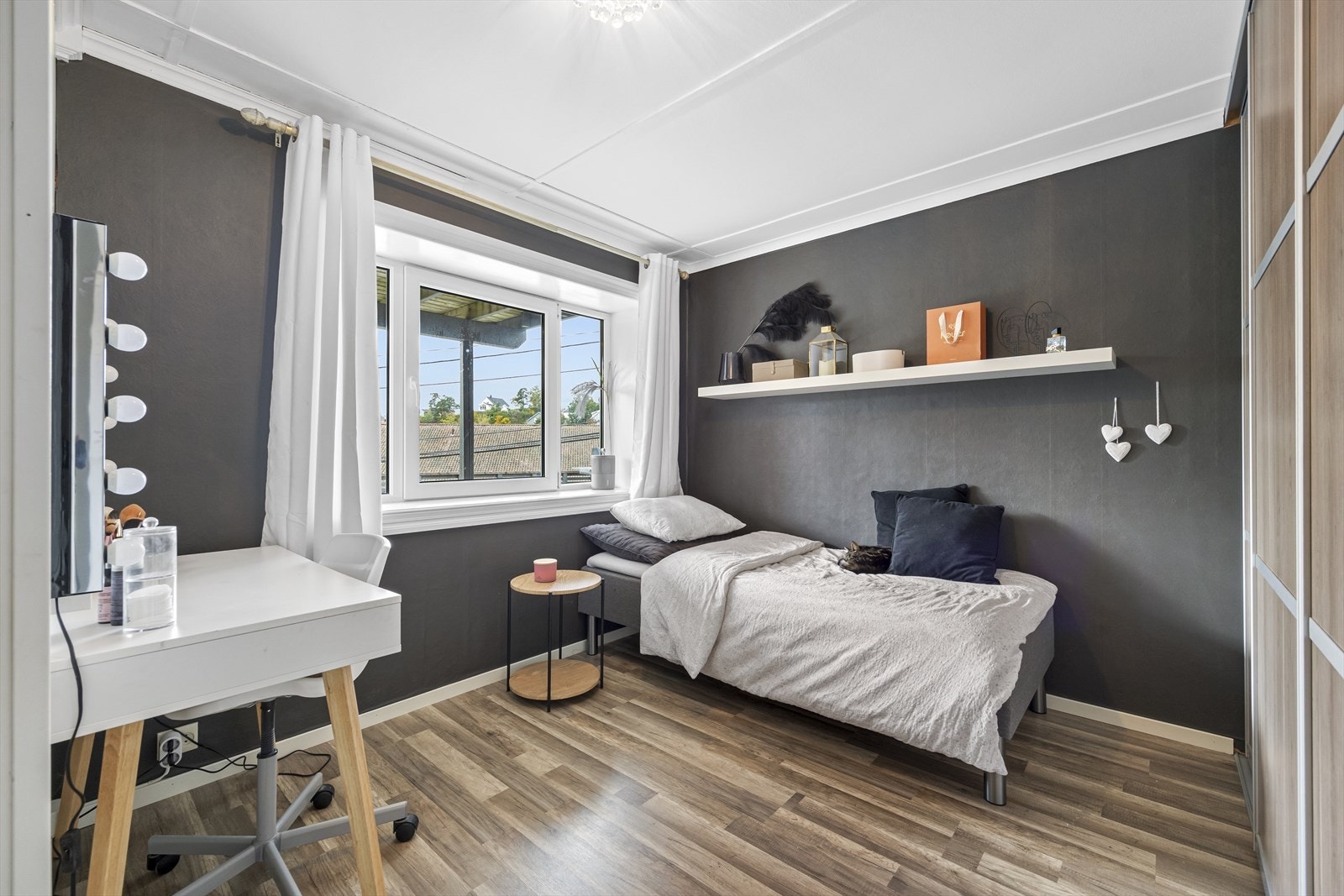 Soverom 1 i undertetasje - med skyvedørsgarderobe. Galleribilde