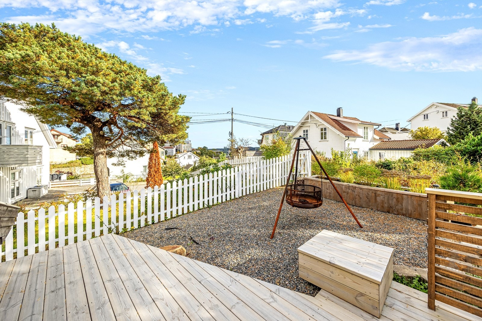 Hyggelig uteplass med bålpanne. Herfra ser man over til Fløyheia, samt glassheisen. Galleribilde