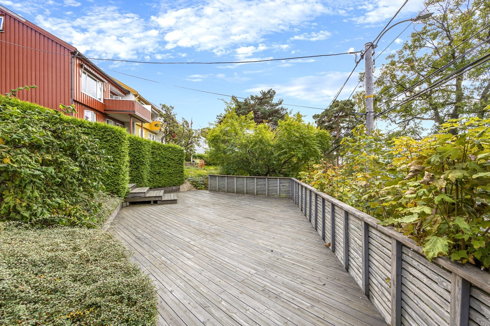 Her er den nederste terrassen. Her kan det feks. lages til en hagestue, eller trampoline kan plasseres der for eksempel. Galleribilde