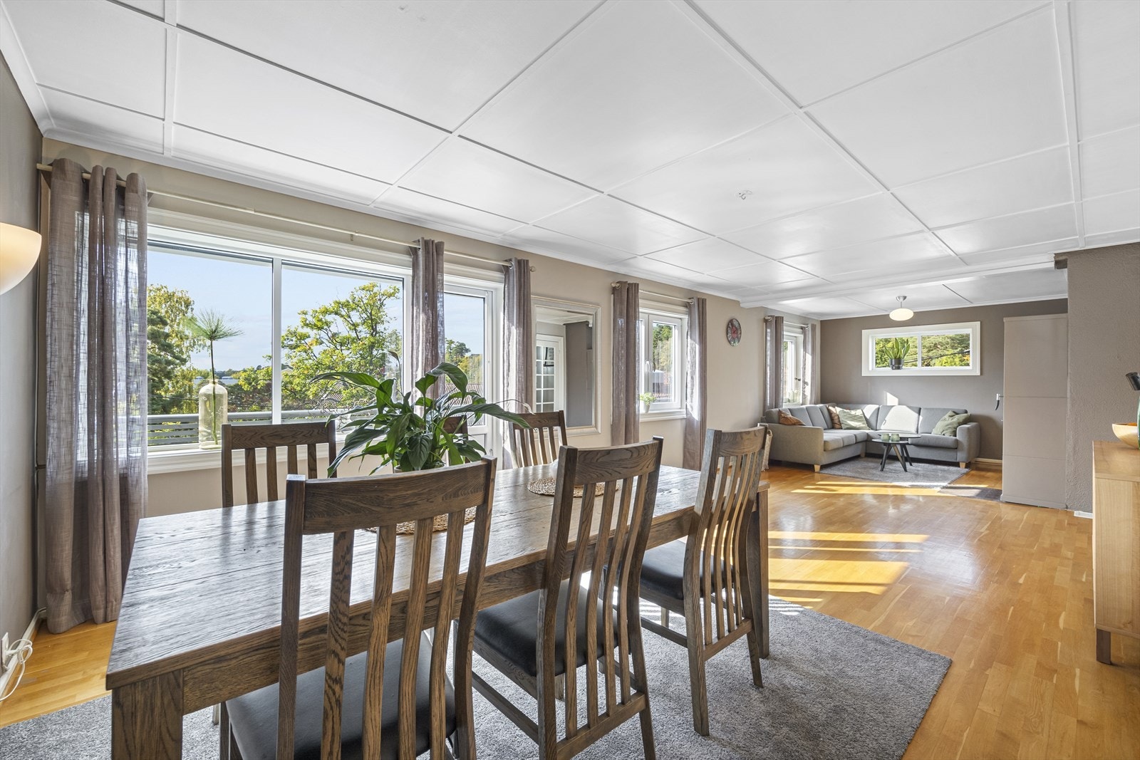 Stor og god stue med store vindusflater. Her er det plass til sofa og tv-krok, samt spisestue. Utgang til veranda. Galleribilde