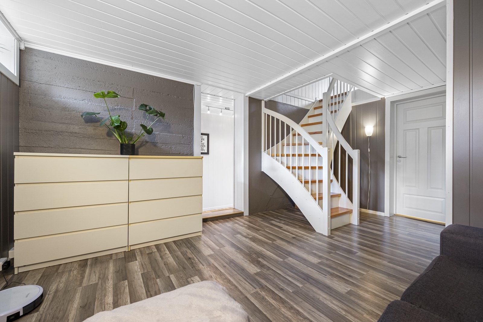 Dette rommet benyttes som kjellerstue. På originale byggetegninger var rommet godkjent til diverse bodrom, og det er ikke søkt bruksendret hos kommunen. Galleribilde