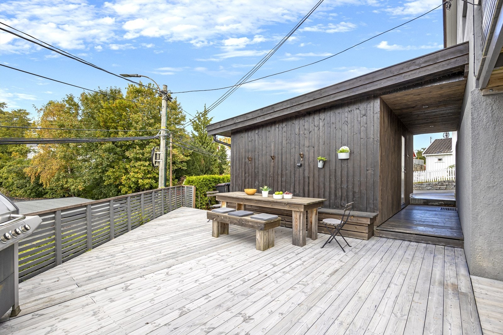 Stor, solrik terrasse. Her er det god plass til å invitere storfamilien eller vennegjengen. Galleribilde