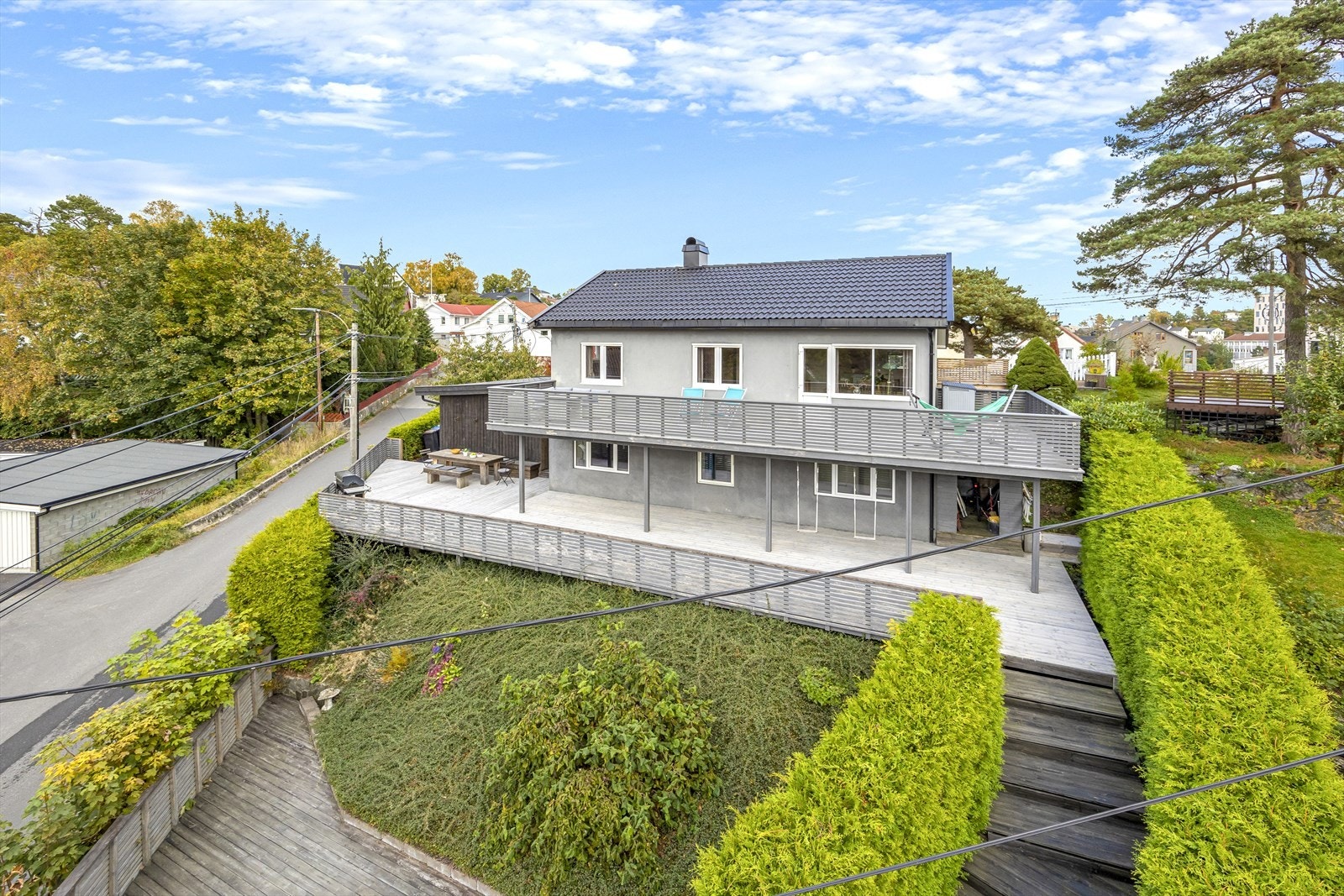 Veranda ut fra stue, i tillegg terrasser på flere plan. Galleribilde