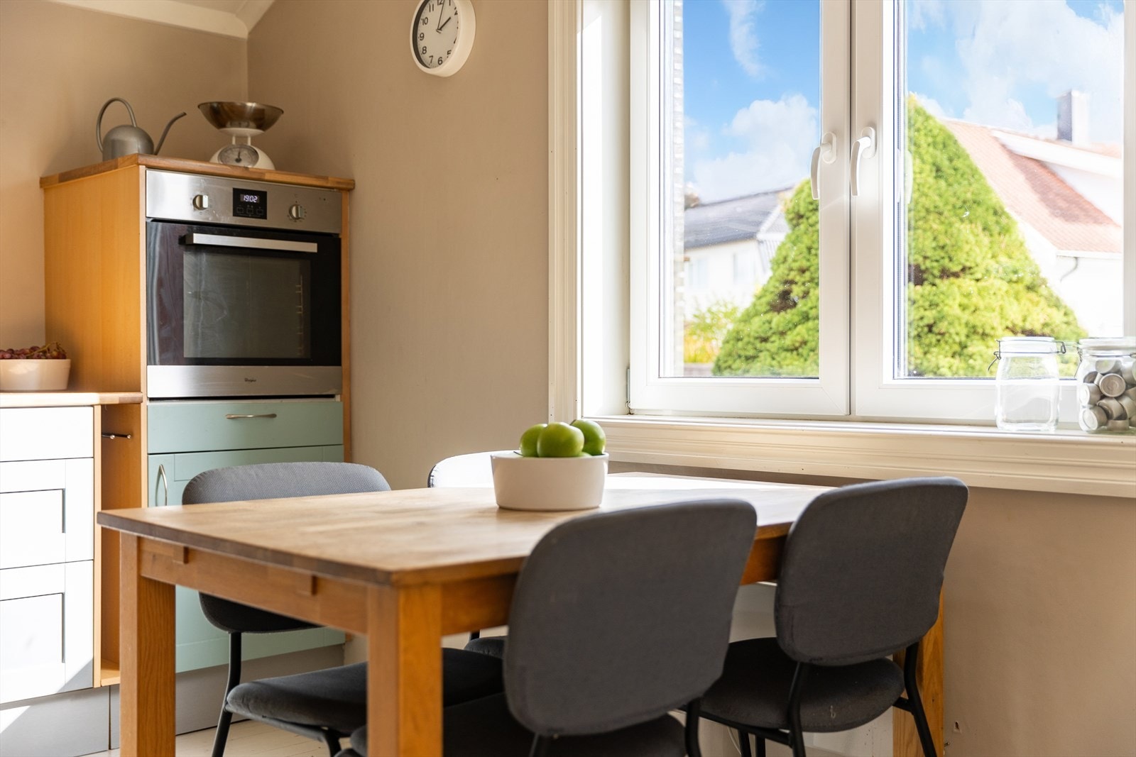 Hyggelig med plass til spisebord på kjøkken. Galleribilde