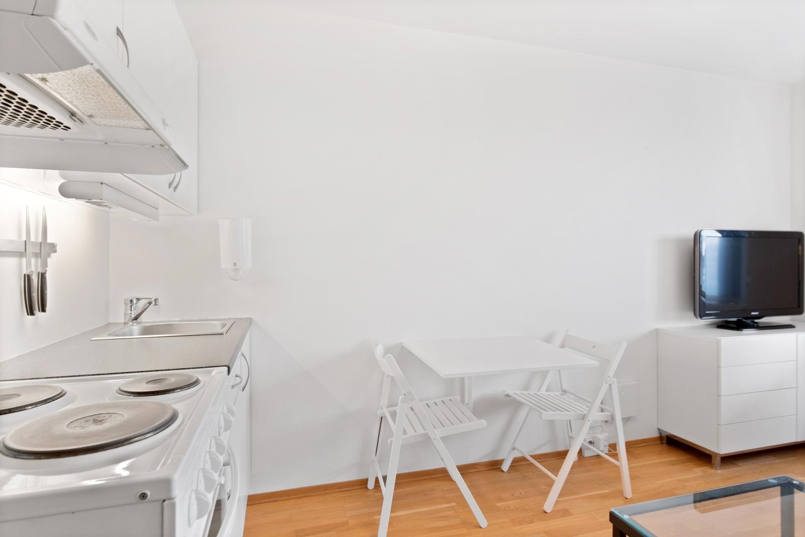 Kjøkken med spiseplass (bord og stoler kan slås sammen) Galleribilde